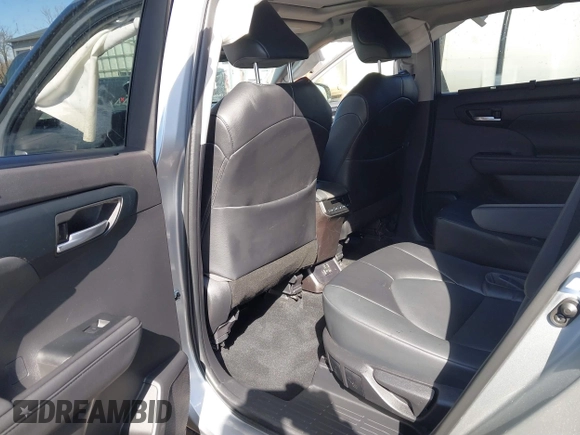 2022 Toyota Highlander XLE with VIN 5TDGZRBH4NS575217, listed as a IAAI auction lot 41863526 with 67,324 mi miles and . Bid and sale history available at DreamBid. Image 8.