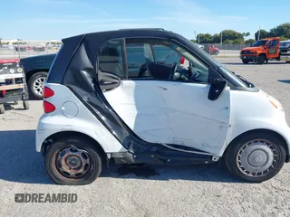 2013 Smart fortwo Pure z VIN WMEEJ3BA5DK619182, wystawiony jako IAAI lot #41857040 z przebiegiem 84 840 mil mil oraz . Historia ofert i sprzedaży dostępna na DreamBid. Obrazek 6.