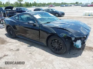 2025 Ford Mustang EcoBoost z VIN 1FA6P8TH0S5103047, wystawiony jako IAAI lot #42524671 z przebiegiem 8 281 mil mil oraz . Historia ofert i sprzedaży dostępna na DreamBid. Obrazek 1.