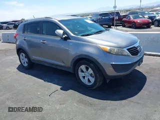 2012 Kia Sportage LX z VIN KNDPBCA28C7250365, wystawiony jako IAAI lot #42421763 z przebiegiem 62 005 mil mil oraz . Historia ofert i sprzedaży dostępna na DreamBid. Obrazek 1.
