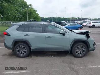 2023 Toyota RAV4 Hybrid XLE Premium z VIN 4T3B6RFV0PU132809, wystawiony jako IAAI lot #42646117 z przebiegiem 43 083 mil mil oraz . Historia ofert i sprzedaży dostępna na DreamBid. Obrazek 13.