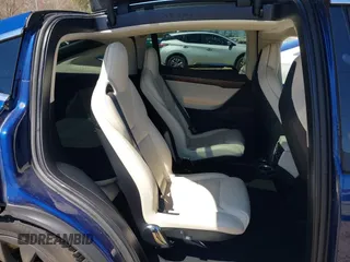 2017 Tesla Model X 90D z VIN 5YJXCBE26HF079022, wystawiony jako IAAI lot #41847954 z przebiegiem 74 940 mil mil oraz . Historia ofert i sprzedaży dostępna na DreamBid. Obrazek 8.