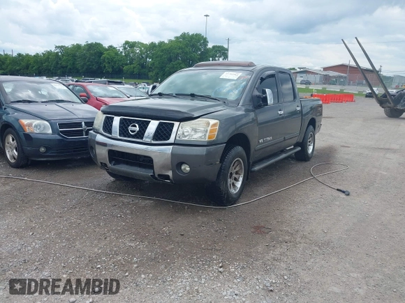 2005 Nissan Titan LE z VIN 1N6AA07B05N557667, wystawiony jako IAAI lot #42292562 z przebiegiem 197 874 mil mil oraz . Historia ofert i sprzedaży dostępna na DreamBid. Obrazek 2.