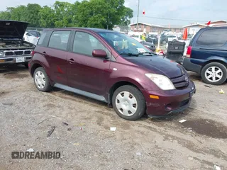 2005 Scion xA z VIN JTKKT624550099787, wystawiony jako IAAI lot #42385440 z przebiegiem 100 895 mil mil oraz . Historia ofert i sprzedaży dostępna na DreamBid. Obrazek 1.