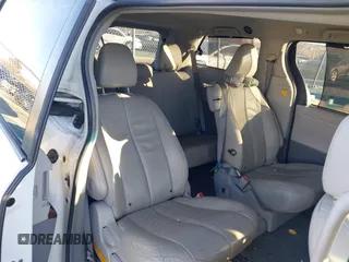 2013 Toyota Sienna XLE AAS z VIN 5TDYK3DC4DS305068, wystawiony jako IAAI lot #40909667 z przebiegiem 227 746 mil mil oraz . Historia ofert i sprzedaży dostępna na DreamBid. Obrazek 8.