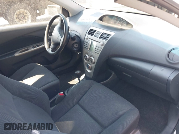 2009 Toyota Yaris z VIN JTDBT903994054689, wystawiony jako IAAI lot #39914448 z przebiegiem 138 255 mil mil oraz . Historia ofert i sprzedaży dostępna na DreamBid. Obrazek 5.
