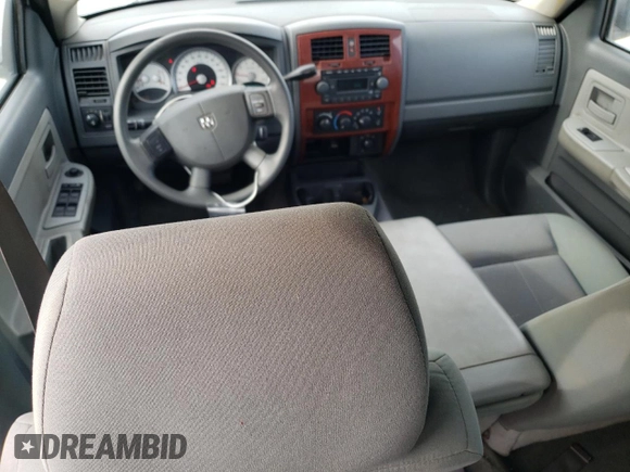 2005 Dodge Dakota SLT z VIN 1D7HW48N15S366026, wystawiony jako Copart lot #55510125 z przebiegiem 66 963 mil mil oraz Czysty tytuł • Clean title. Historia ofert i sprzedaży dostępna na DreamBid. Obrazek 8.