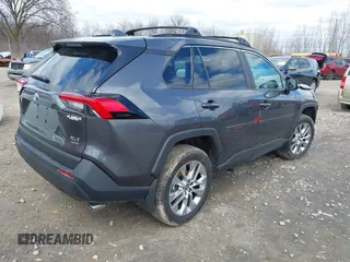 2025 Toyota RAV4 XLE Premium z VIN 2T3A1RFV2SC494497, wystawiony jako IAAI lot #42028044 z przebiegiem 7 773 mil mil oraz . Historia ofert i sprzedaży dostępna na DreamBid. Obrazek 4.