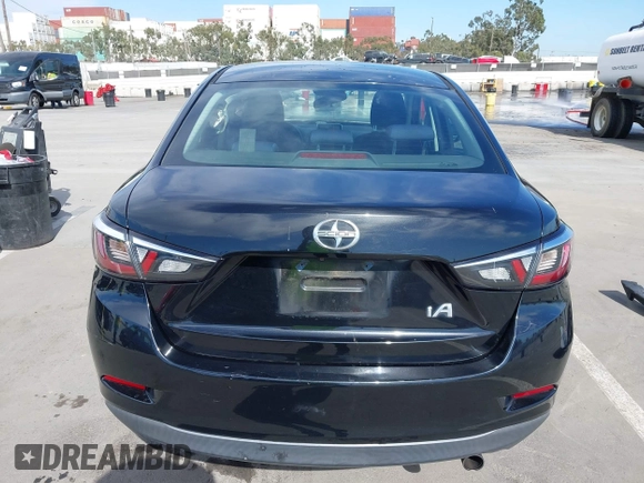 2016 Scion iA z VIN 3MYDLBZVXGY136298, wystawiony jako IAAI lot #42014712 z przebiegiem 124 038 mil mil oraz . Historia ofert i sprzedaży dostępna na DreamBid. Obrazek 17.