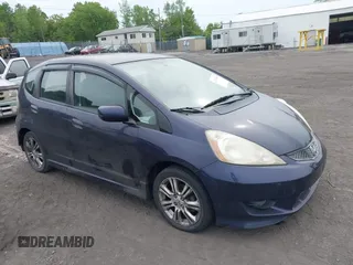 2009 Honda Fit Sport z VIN JHMGE87679S043551, wystawiony jako IAAI lot #42353546 z przebiegiem 156 143 mil mil oraz . Historia ofert i sprzedaży dostępna na DreamBid. Obrazek 1.