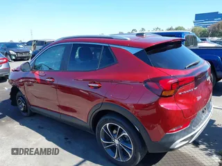 2023 Buick Encore GX Select z VIN KL4MMDS29PB015357, wystawiony jako IAAI lot #42226844 z przebiegiem 44 818 mil mil oraz . Historia ofert i sprzedaży dostępna na DreamBid. Obrazek 3.