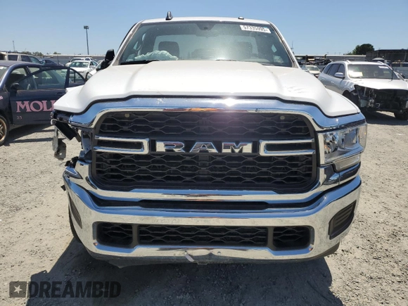 2022 Ram 2500 Tradesman z VIN 3C6MR5AJ9NG202258, wystawiony jako Copart lot #57335995 z przebiegiem 30 130 mil mil oraz Szkoda całkowita • Salvage title. Historia ofert i sprzedaży dostępna na DreamBid. Obrazek 5.