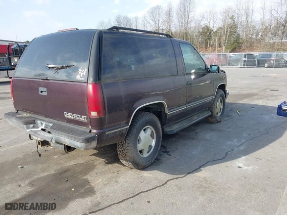 1997 Chevrolet Tahoe with VIN 3GNEK18R2VG102838, listed as a IAAI auction lot 41850332 with 206,365 mi miles. Bid and sale history available at carsss.com. Image 4.