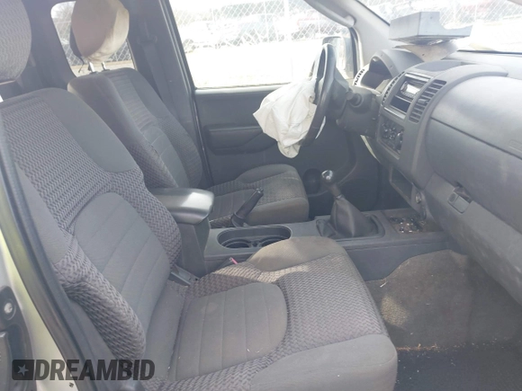 2006 Nissan Frontier SE z VIN 1N6AD06U26C413951, wystawiony jako IAAI lot #41461235 z przebiegiem 236 280 mil mil oraz . Historia ofert i sprzedaży dostępna na DreamBid. Obrazek 5.