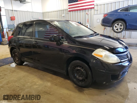 2008 Nissan Versa S z VIN 3N1BC13E48L363352, wystawiony jako Copart lot #50591665 z przebiegiem 204 311 mil mil oraz Szkoda całkowita • Salvage title. Historia ofert i sprzedaży dostępna na DreamBid. Obrazek 4.