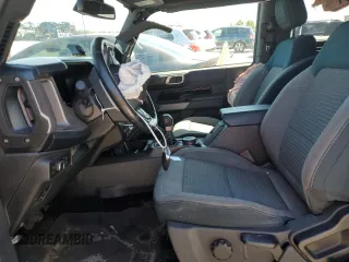 2021 Ford Bronco z VIN 1FMDE5APXMLA63439, wystawiony jako Copart lot #58100614 z przebiegiem 42 973 mil mil oraz Szkoda całkowita • Salvage title. Historia ofert i sprzedaży dostępna na DreamBid. Obrazek 7.