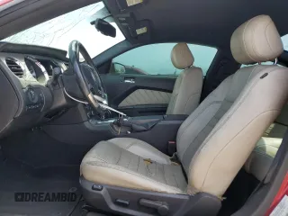 2012 Ford Mustang Premium z VIN 1ZVBP8AM4C5284032, wystawiony jako Copart lot #62140355 z przebiegiem 176 640 mil mil oraz Szkoda całkowita • Salvage title. Historia ofert i sprzedaży dostępna na DreamBid. Obrazek 7.