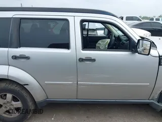 2008 Dodge Nitro SXT z VIN 1D8GT28K38W124264, wystawiony jako IAAI lot #41933674 z przebiegiem 292 756 mil mil oraz . Historia ofert i sprzedaży dostępna na DreamBid. Obrazek 13.
