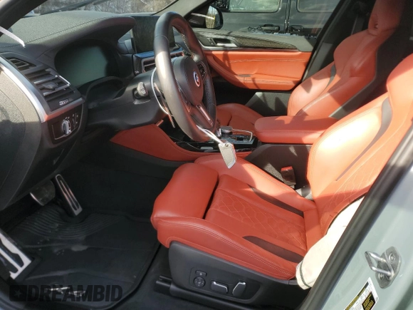 2024 BMW X4 M z VIN 5YM23EC01R9W18369, wystawiony jako Copart lot #53838455 z przebiegiem 11 550 mil mil oraz Szkody całkowita. Historia ofert i sprzedaży dostępna na DreamBid. Obrazek 7.