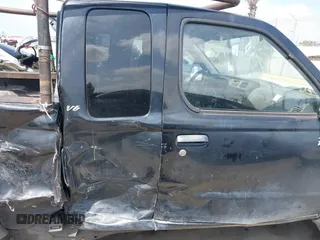 1999 Nissan Frontier XE z VIN 1N6ED26Y5XC321492, wystawiony jako IAAI lot #42116307 z przebiegiem 446 841 mil mil oraz . Historia ofert i sprzedaży dostępna na DreamBid. Obrazek 8.