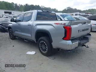 2025 Toyota Tundra SR z VIN 5TFLA5DB9SX243982, wystawiony jako IAAI lot #42139822 z przebiegiem 9198 mil mil oraz . Historia ofert i sprzedaży dostępna na DreamBid. Obrazek 3.