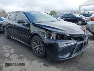 2023 Toyota Camry SE z VIN 4T1G11AK1PU117845, wystawiony jako IAAI lot #41533024 z przebiegiem 31 004 mil mil oraz . Historia ofert i sprzedaży dostępna na DreamBid. Obrazek 1.