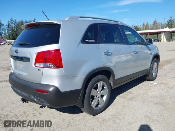 2013 Kia Sorento EX with VIN 5XYKUDA64DG357348, listed as a IAAI auction lot 42074290 with 113,703 mi miles. Bid and sale history available at carsss.com. Image 4.