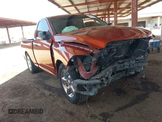 2013 Ram 1500 Express z VIN 3C6JR6AT8DG586557, wystawiony jako IAAI lot #42478449 z przebiegiem 120 053 mil mil oraz . Historia ofert i sprzedaży dostępna na DreamBid. Obrazek 1.
