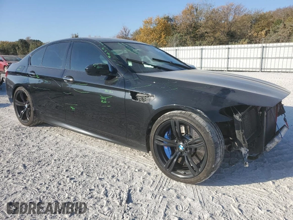 2015 BMW M5 z VIN WBSFV9C52FD594673, wystawiony jako Copart lot #77460894 z przebiegiem 131 755 mil mil oraz Czysty tytuł • Clean title. Historia ofert i sprzedaży dostępna na DreamBid. Obrazek 4.