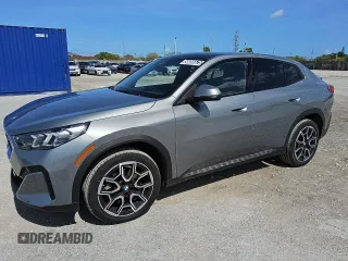 2025 BMW X2 xDrive28i z VIN WBX63GM00S5036364, wystawiony jako Copart lot #56056625 z przebiegiem 14 398 mil mil oraz Tytuł czysty. Historia ofert i sprzedaży dostępna na DreamBid. Obrazek 1.
