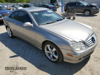 2005 Mercedes-Benz CLK 320 z VIN WDBTJ65J95F129288, wystawiony jako Copart lot #52433525 z przebiegiem 133 344 mil mil oraz Szkoda całkowita • Salvage title. Historia ofert i sprzedaży dostępna na DreamBid. Obrazek 4.