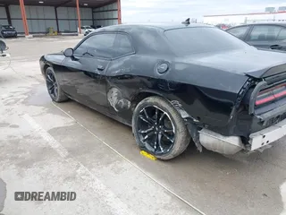 2017 Dodge Challenger SXT z VIN 2C3CDZAG5HH501706, wystawiony jako IAAI lot #41508621 z przebiegiem 93 658 mil mil oraz . Historia ofert i sprzedaży dostępna na DreamBid. Obrazek 18.