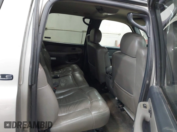 2000 Chevrolet Suburban LT with VIN 3GNFK16T9YG130739, listed as a IAAI auction lot 41943223 with 300,952 mi miles. Bid and sale history available at carsss.com. Image 8.
