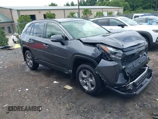 2023 Toyota RAV4 Hybrid XLE z VIN JTMRWRFV3PD189078, wystawiony jako IAAI lot #42739996 z przebiegiem 53 621 mil mil oraz . Historia ofert i sprzedaży dostępna na DreamBid. Obrazek 1.