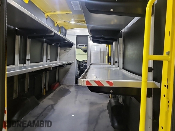 2019 Ford Transit z VIN 1FTYR3XM7KKA24824, wystawiony jako IAAI lot #42500762 z przebiegiem 75 307 mil mil oraz . Historia ofert i sprzedaży dostępna na DreamBid. Obrazek 61.