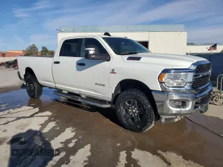 2024 Ram 2500 Big Horn z VIN 3C6UR5JL3RG337551, wystawiony jako Copart lot #47143015 z przebiegiem 12 473 mil mil oraz Czysty tytuł • Clean title. Historia ofert i sprzedaży dostępna na DreamBid. Obrazek 4.