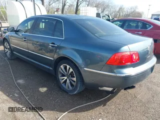 2006 Volkswagen Phaeton z VIN WVWAF03D168000214, wystawiony jako IAAI lot #41935384 z przebiegiem 80 641 mil mil oraz . Historia ofert i sprzedaży dostępna na DreamBid. Obrazek 3.