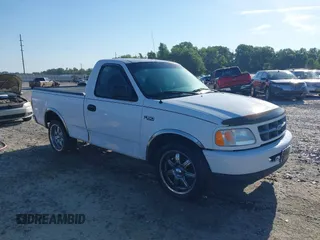 1997 Ford F-150 z VIN 1FTDF1764VNC68673, wystawiony jako IAAI lot #42306694 z przebiegiem 152 595 mil mil oraz . Historia ofert i sprzedaży dostępna na DreamBid. Obrazek 1.