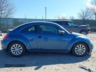2018 Volkswagen Beetle S z VIN 3VWFD7ATXJM711734, wystawiony jako IAAI lot #41704497 z przebiegiem 66 702 mil mil oraz . Historia ofert i sprzedaży dostępna na DreamBid. Obrazek 13.