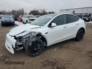 2025 Tesla Model Y Long Range z VIN 7SAYGDEE4SA357731, wystawiony jako Copart lot #44438785 z przebiegiem 1877 mil mil oraz Szkoda całkowita • Salvage title. Historia ofert i sprzedaży dostępna na DreamBid. Obrazek 1.