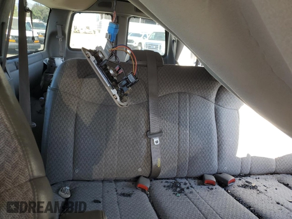 2006 Chevrolet Express Passenger z VIN 1GAHG35U161185182, wystawiony jako Copart lot #51639815 z przebiegiem 88 380 mil mil oraz Szkoda całkowita • Salvage title. Historia ofert i sprzedaży dostępna na DreamBid. Obrazek 10.