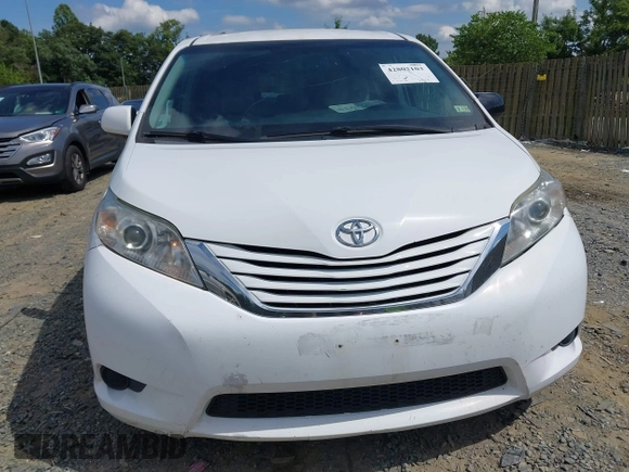2017 Toyota Sienna LE Auto Access Seat z VIN 5TDKZ3DC5HS826355, wystawiony jako IAAI lot #42802103 z przebiegiem 310 281 mil mil oraz . Historia ofert i sprzedaży dostępna na DreamBid. Obrazek 6.