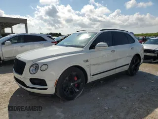 2019 Bentley Bentayga V8 z VIN SJAAM2ZV7KC025449, wystawiony jako Copart lot #62903583 z przebiegiem 12 615 mil mil oraz . Historia ofert i sprzedaży dostępna na DreamBid. Obrazek 1.