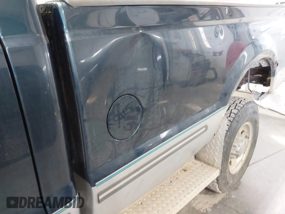 1999 Ford F-250 XL z VIN 1FTNX21S1XEA96540, wystawiony jako IAAI lot #41631269 z przebiegiem 189 883 mil mil oraz . Historia ofert i sprzedaży dostępna na DreamBid. Obrazek 6.