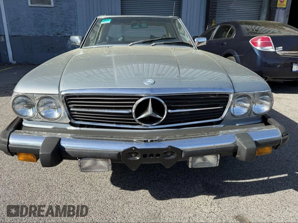 1981 Mercedes-Benz 380 SL z VIN WDBBA45A0BB007602, wystawiony jako IAAI lot #42175344 z przebiegiem 96 861 mil mil oraz . Historia ofert i sprzedaży dostępna na DreamBid. Obrazek 6.
