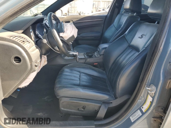 2014 Chrysler 300 S z VIN 2C3CCAGG1EH342092, wystawiony jako Copart lot #53581145 z przebiegiem 118 538 mil mil oraz Szkoda całkowita • Salvage title. Historia ofert i sprzedaży dostępna na DreamBid. Obrazek 7.
