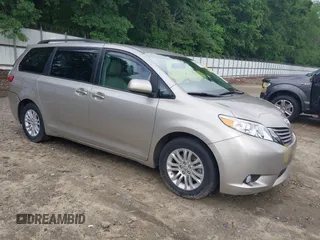 2016 Toyota Sienna XLE z VIN 5TDYK3DC7GS751705, wystawiony jako IAAI lot #42296852 z przebiegiem 28 251 mil mil oraz . Historia ofert i sprzedaży dostępna na DreamBid. Obrazek 1.
