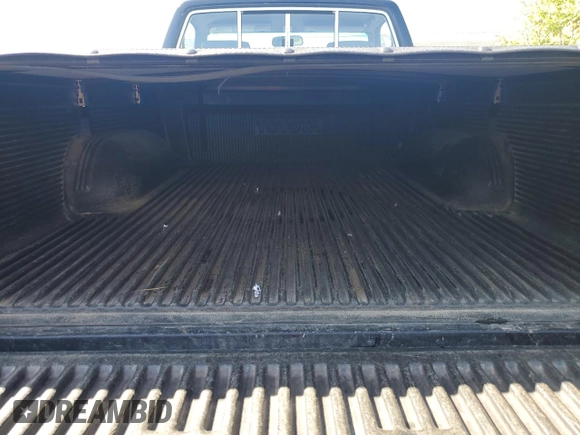 1994 Toyota Pickup DX z VIN JT4RN01P8R7065882, wystawiony jako Copart lot #56998705 z przebiegiem 86 406 mil mil oraz Czysty tytuł • Clean title. Historia ofert i sprzedaży dostępna na DreamBid. Obrazek 10.