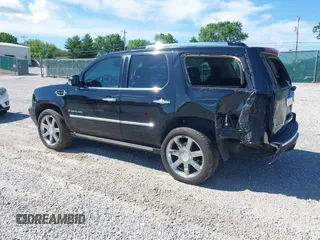 2007 Cadillac Escalade z VIN 1GYFK63827R347144, wystawiony jako IAAI lot #42265376 z przebiegiem 240 898 mil mil oraz . Historia ofert i sprzedaży dostępna na DreamBid. Obrazek 3.