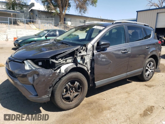2017 Toyota RAV4 LE z VIN JTMBFREV0HJ703801, wystawiony jako Copart lot #60272025 z przebiegiem 73 370 mil mil oraz Szkoda całkowita • Salvage title. Historia ofert i sprzedaży dostępna na DreamBid. Obrazek 1.